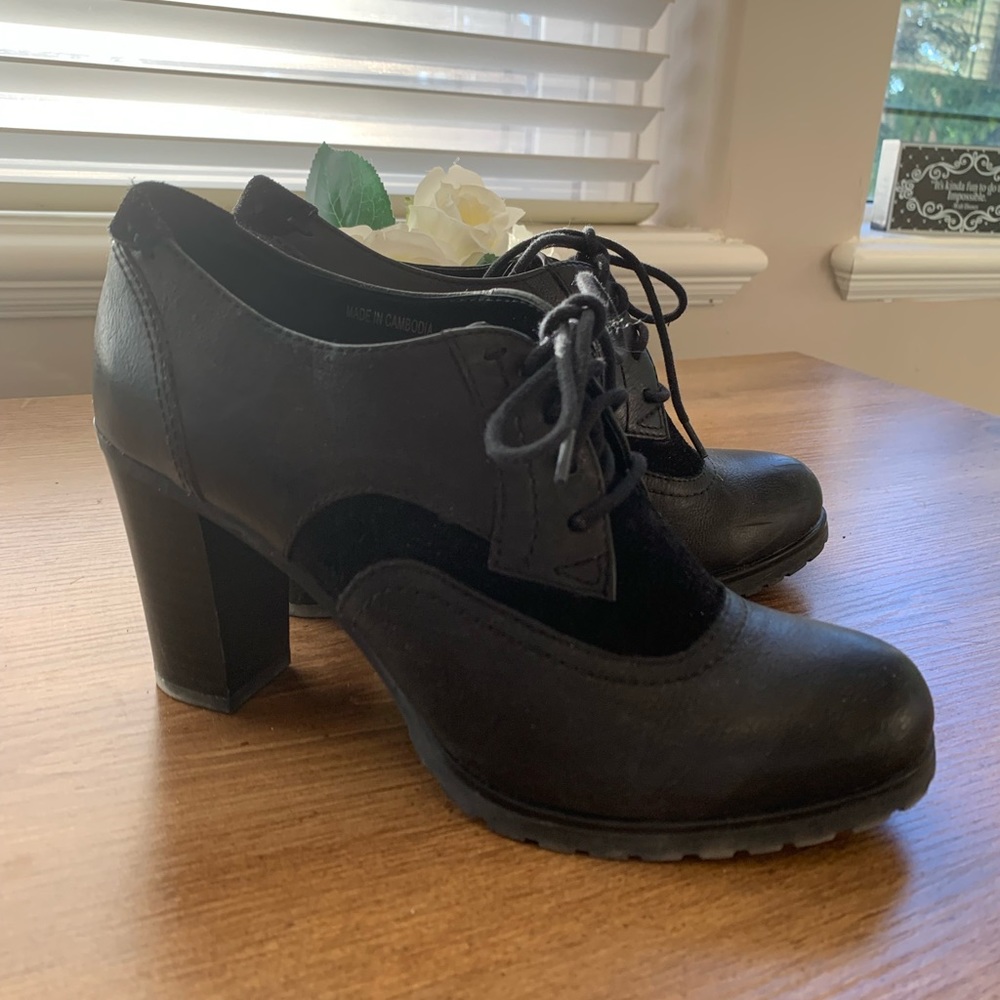 Geox Respira black leather lace up heels